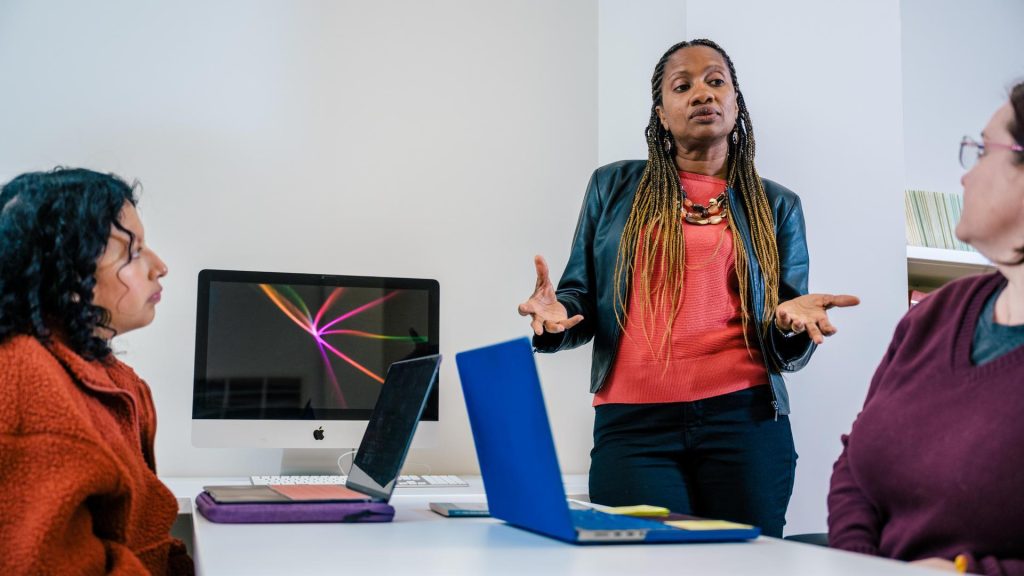 Dr. Aileen Reed speaks to two of her mentees in her lab