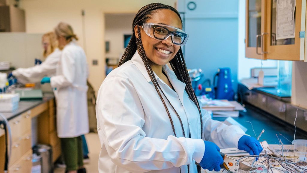 Janae Wofford in a lab with Dr. Nadja Cech